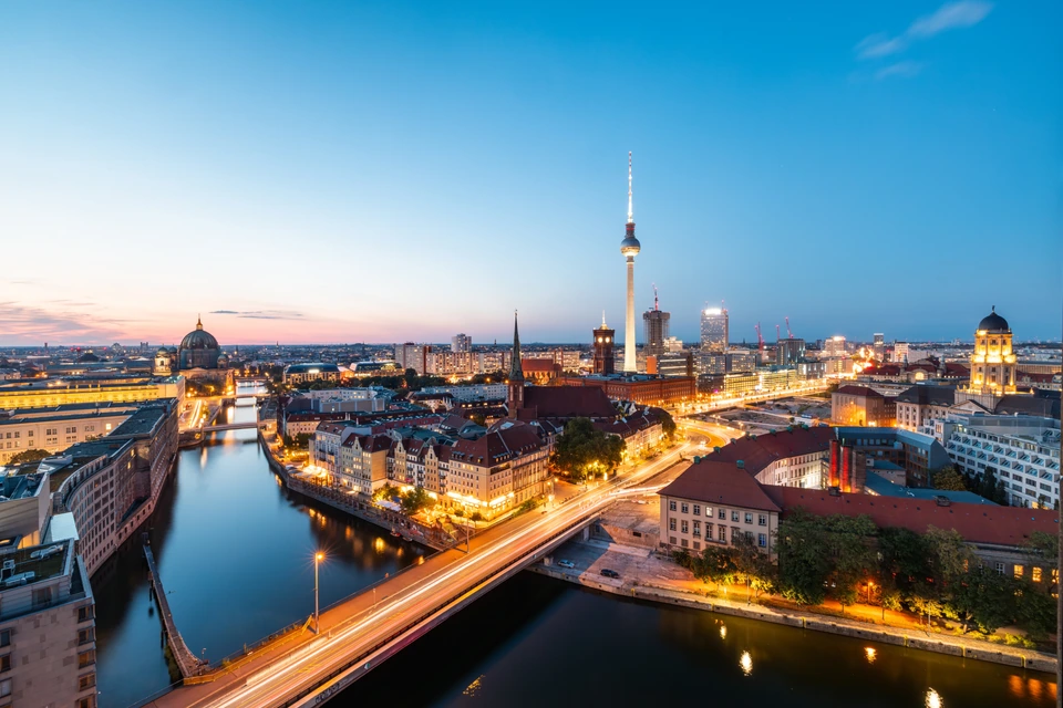 Berlin bei Nacht, mit dem Fernsehturm und der Oberbaumbrücke